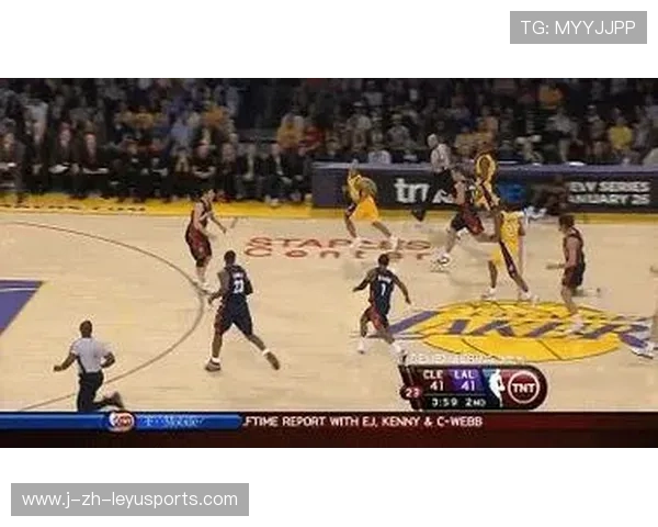 勇士强侧转移找到底角机会